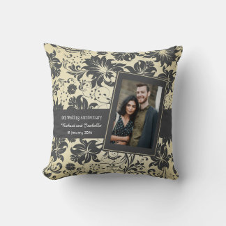 Damask on Cream Wedding Anniversary Name und Foto Kissen