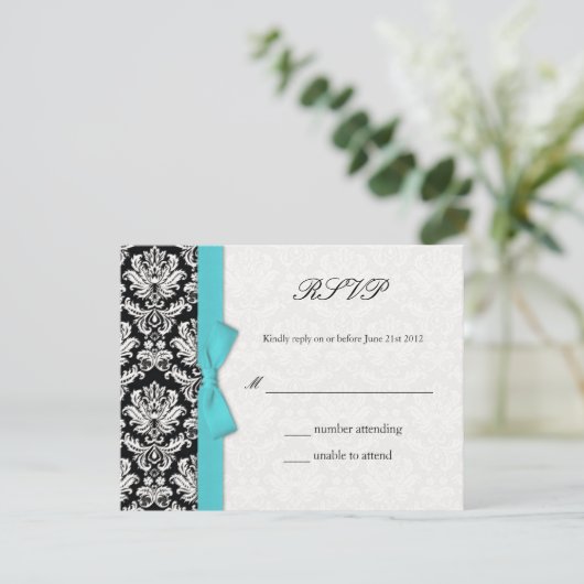 Damask Turquoise Bow Wedding RSVP Card (Stehend Vorderseite)