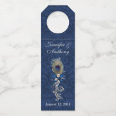 Damask und Peacock Feather Wedding Wine Hanger Flaschenanhänger (Vorderseite)