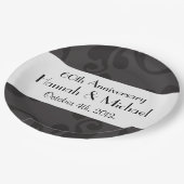 Damaskusmuster, grauer Damast, Jubiläum Pappteller (Schrägansicht)