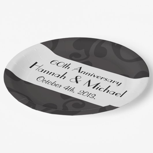 Damaskusmuster, grauer Damast, Jubiläum Pappteller (Schrägansicht)