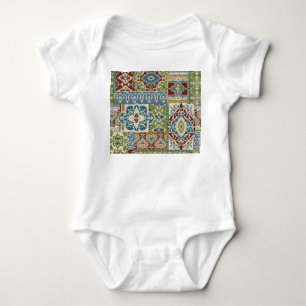 Damast-Patchwork: Farbige türkische Vintage. Baby Strampler