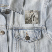 Dame auf einer Terrasse, die eine Button (Beispiel)