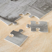 Dame auf einer Terrasse, die eine Puzzle (Seite)