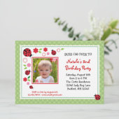 Dame Bug Birthday Foto Invitation Einladung (Stehend Vorderseite)