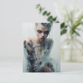 Dame Clear Plastic Dress Hinter Rainy Window Postkarte (Stehend Vorderseite)