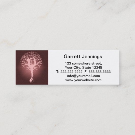 Dame, die Yoga mit rotem Hintergrund tut Mini Visitenkarte (Vorderseite)