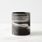 Dame im Kaffee Zweifarbige Tasse (Mittel)