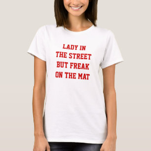 Dame in der Straße aber im Freak auf der Matte T-Shirt