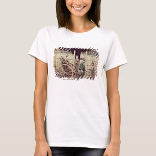 Dame in einem Rickshaw, c.1890s (farbiges Foto) T-Shirt