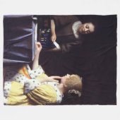 Dame mit der Magd, die Buchstaben durch Vermeer Fleecedecke (Vorderseite (Horizontal))