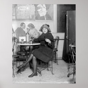 Dame mit versteckter Flasche, 1922. Vintage-Foto Poster