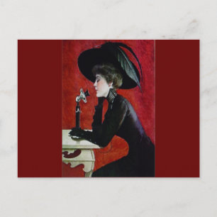 Dame mit Vintage-Telefon in schwarzem Kleid und Hu Postkarte