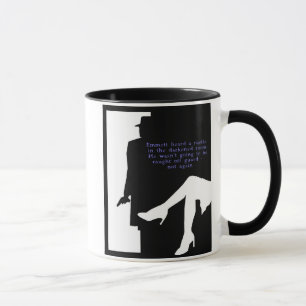 Dame und Tasse vor der Tür