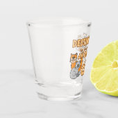 Dame With Lots des Katzen-Sprichworts Schnapsglas (Links)