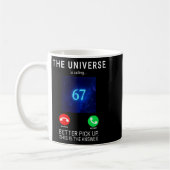 Damen 67 Meme Das Universum Ruft V-Ausschnitt Kaffeetasse (Links)