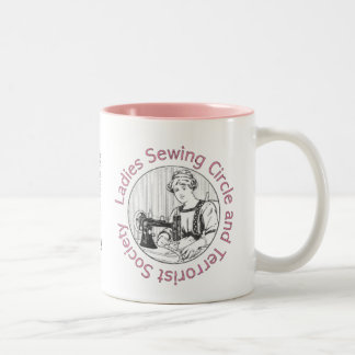 Damen, die Kreis nähen Zweifarbige Tasse