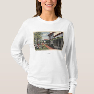 Damen in der Sommer-Abnutzung in der Piazza T-Shirt