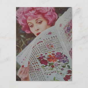 Damen mit hübschen rosa Haaren aus den 1950er Jahr Postkarte