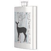 Damhirschkuh ein Rotwild im Birken-Wald auf blauer Flachmann (Links)