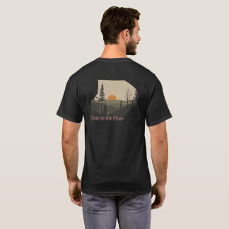 Dämmerung in den Kiefern - Abstrakte Wald-Silhouet T-Shirt