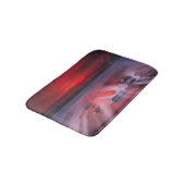 Dämmerung über dem stürmischen Meer Badematte (Schrägansicht)