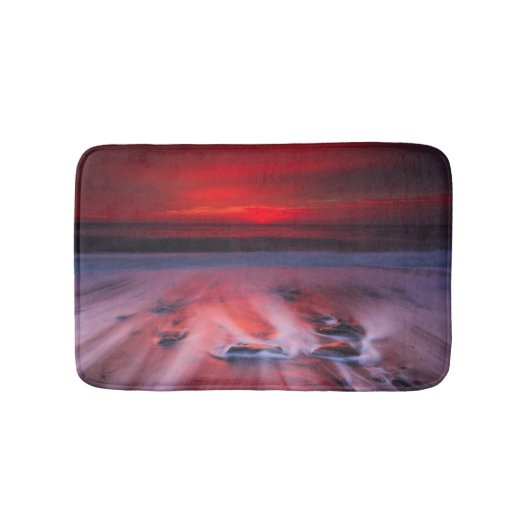 Dämmerung über dem stürmischen Meer Badematte (Vorderseite)