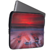 Dämmerung über dem stürmischen Meer Laptopschutzhülle (Vorne Rechts)
