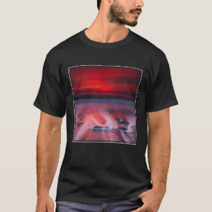 Dämmerung über dem stürmischen Meer T-Shirt