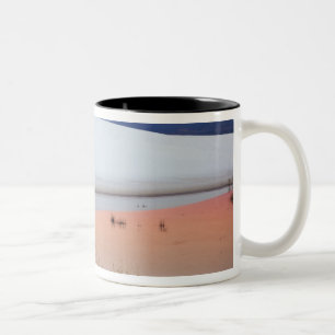 Dämmerungshimmel spiegelt sich in Wasserlache von Zweifarbige Tasse