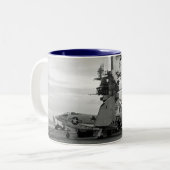 Dämon-Kämpfer-Schwarz-Löwe USSs Hancock CVA-19 Zweifarbige Tasse (Vorderseite Links)