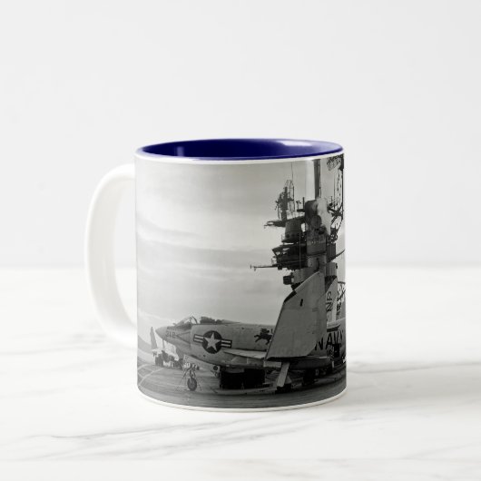 Dämon-Kämpfer-Schwarz-Löwe USSs Hancock CVA-19 Zweifarbige Tasse (Vorderseite Links)