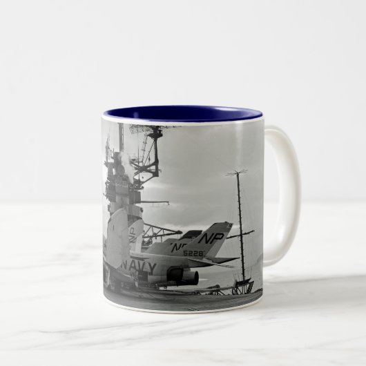 Dämon-Kämpfer-Schwarz-Löwe USSs Hancock CVA-19 Zweifarbige Tasse (VorderseiteRechts)