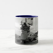 Dämon-Kämpfer-Schwarz-Löwe USSs Hancock CVA-19 Zweifarbige Tasse (Mittel)