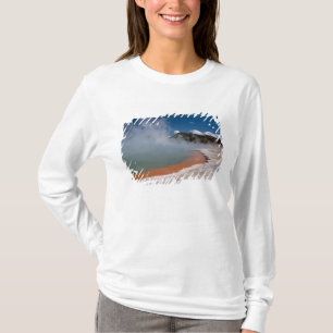 Dampf aufsteigend von Champagne Pool in WAI-O-TAPU T-Shirt