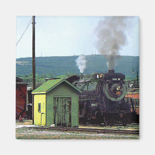 Dampf-Lokomotive, die in Zug-Yard kommt Magnet