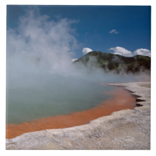 Dampfaufgang aus dem Champagne Pool auf WAI-O-TAPU Fliese