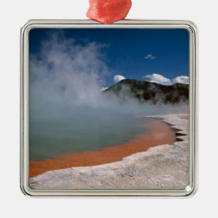 Dampfaufgang aus dem Champagne Pool auf WAI-O-TAPU Ornament Aus Metall