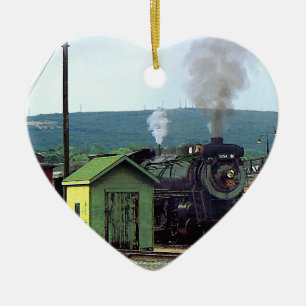 Dampflokomotive fährt in den Bahnhof ein Keramik Ornament