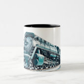 Dampflokomotive Traversing Snowy Mountain Zweifarbige Tasse (Mittel)