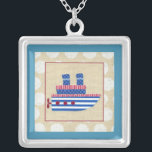 Dampfschiff mit Propeller und Blue Smokestacks Versilberte Kette<br><div class="desc">Alle an Bord! Chariklia Zarris schuf dieses skurrile Dampfschiff,  komplett mit einem Propeller und blauen Rauchfängern. Wenn das nur groß genug wäre,  um eine Kreuzfahrt zu machen. Bestellen Sie ein Exemplar und legen Sie es in Ihre Zuhause,  oder geben Sie es als Geschenk an jemanden,  der ein Kind erwartet!</div>