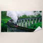 Dampfzug in Glenfinnan Viadukt - Name hinzufügen Strandtuch (Vorderseite)