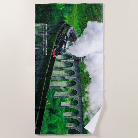 Dampfzug in Glenfinnan Viadukt - Name hinzufügen Strandtuch (Vorderseite)