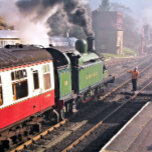 DAMPFZÜGE FLIESE<br><div class="desc">Eine schön restaurierte Dampfbahn und Waggons aus vergangener Zeit verließ den Bahnhof und den Motor-Fahrer über den Schlüssel, bevor er die Bahn fahren darf. England UK.</div>