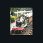 DAMPFZÜGE LEINWANDDRUCK<br><div class="desc">Eine wunderschön restaurierte Dampfbahn und Waggons vergangener Zeiten,  die am Bahnhof ankommen. England UK.</div>