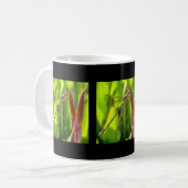 Damselfly balanciert auf einem Blume Kaffeetasse (Vorderseite Links)