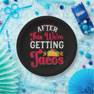 Danach bekommen wir Tacos Pappteller