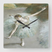 Dancer in Green von Edgar Degas Quadratische Wanduhr (Vorderseite)