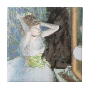 Dancer in ihrem Dressing Room von Edgar Degas Fliese