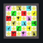 DANCER SUPER STAR CHRISTMAS DESIGN SCHMUCKKISTE<br><div class="desc">Dieser beeindruckende und dynamische Tänzer springt durch die Luft für unser fröhliches Tanzweihnachtsdesign auf Verpackungspapier, Ziergegenständen, Geschenktaschen, Weihnachtsfeiern und vielem mehr. Dieser fantastische und erstklassige Prima Ballerina verbringt lieber jede Minute des Tages mit Tanz. Dieses festliche Dancing Holiday Design ist ein geschätztes Geschenk für Geburtstage, Feiertage, oder jeden Anlass, nicht...</div>
